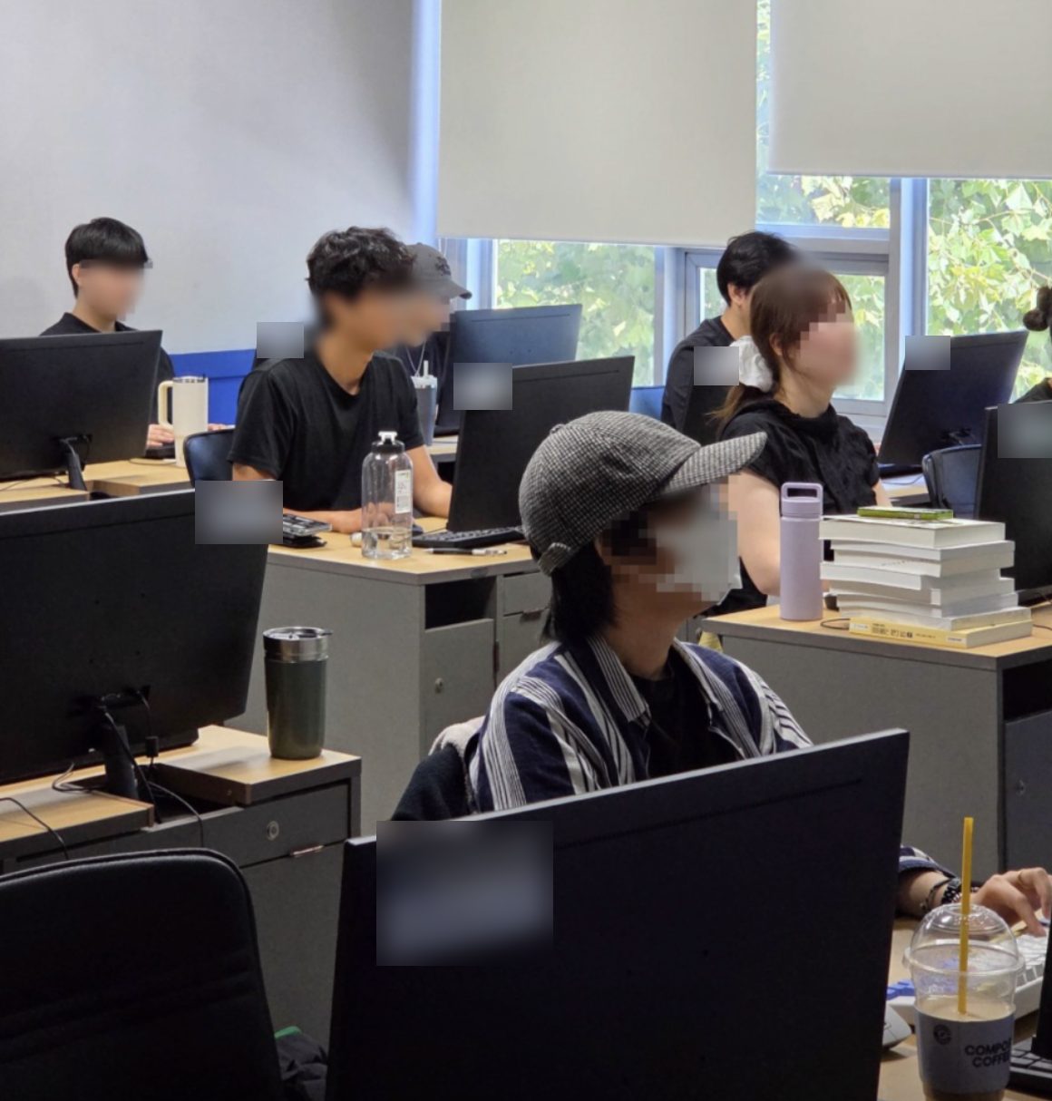 쌍용교육센터 강의실에서 실습 중인 교육생들